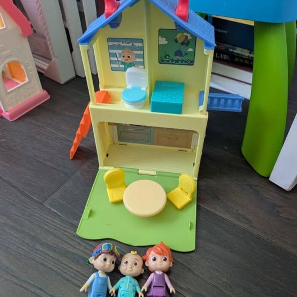 CoComelon Deluxe Pop n'Play House Transforming Playset Features JJ Yo-yo Tom Tom